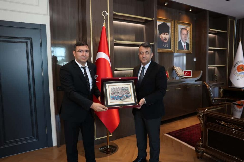 Şube Başkanımız Osman ÖĞÜTEN, Büyükşehir Belediye Başkanı Halit DOĞAN' ı makamında ziyaret etti. 