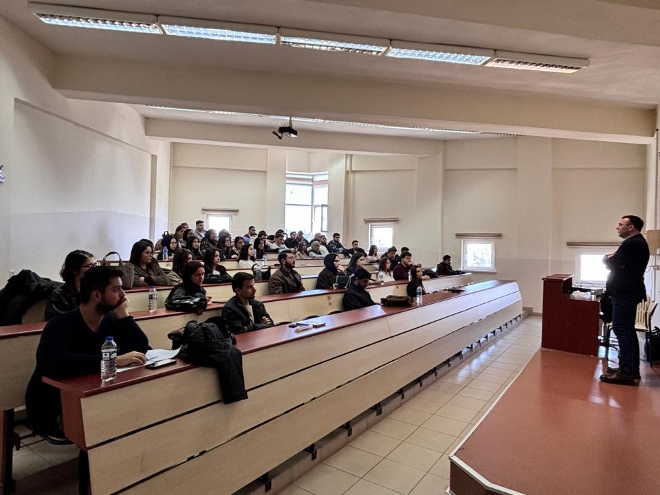 Başkanımız Osman ÖĞÜTEN, Ondokuz Mayıs Üniversitesi İktisadi ve İdari Bilimler Fakültesi İşletme Bölümü öğrencileriyle bir araya gelerek tecrübe paylaşımı programı gerçekleştirdi.