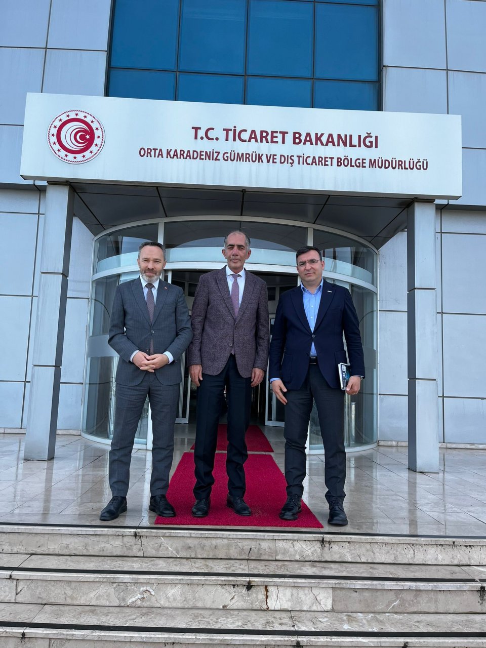 Şube Başkanımız Osman ÖĞÜTEN ve üyemiz Abdulkadir KÖSTEK, Orta Karadeniz Gümrük ve Dış Ticaret Bölge Müdürü Ayhan COŞKUNER’i makamında ziyaret etti.