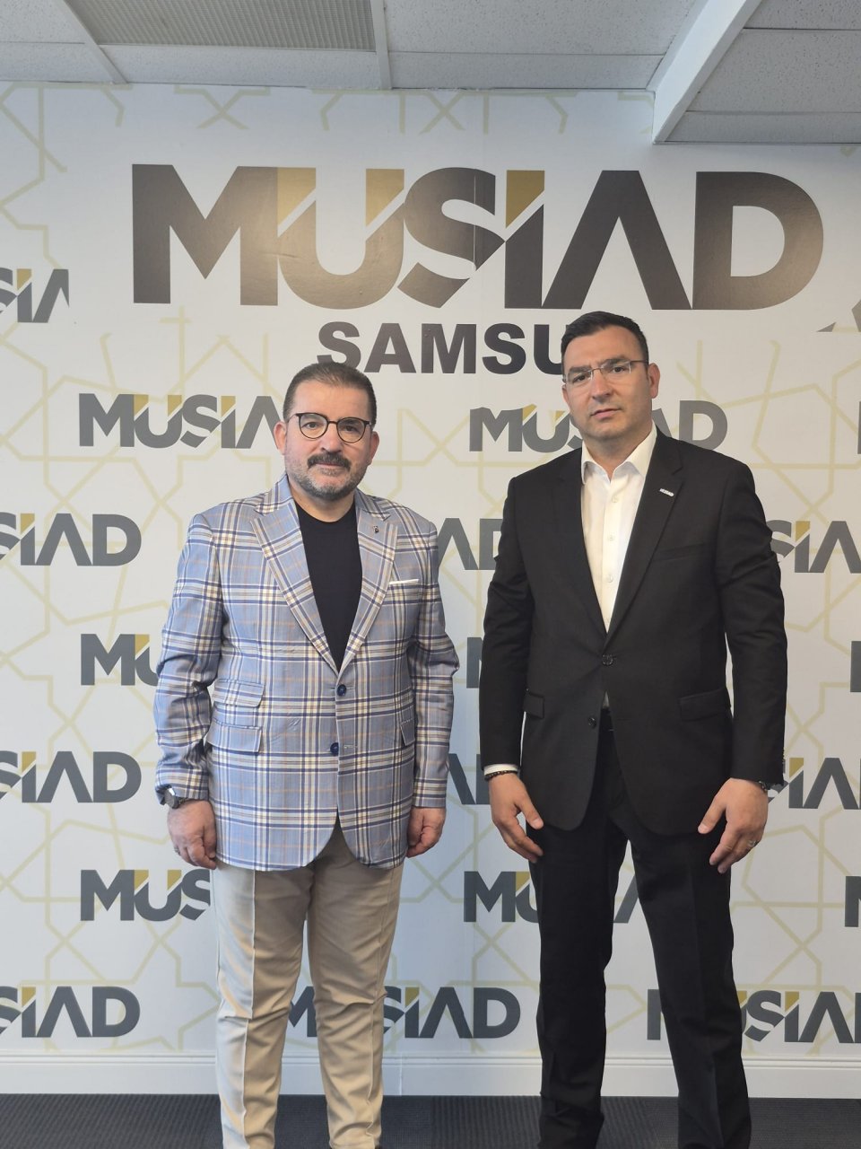 Önceki Dönem Çarşamba Ticaret ve Sanayi Odası Başkanı Ahmet Yılmaz, Şube Başkanımız Osman ÖĞÜTEN' i ziyaret etti.