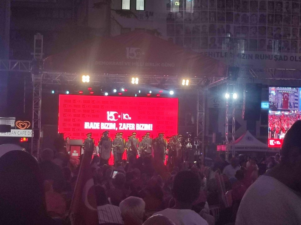 Samsun Valiliğimiz koordinesinde düzenlenen 15 Temmuz Demokrasi ve Millî Birlik Günü anma programları kapsamında gerçekleştirilen Anma Programına Şube Başkanımız Osman Öğüten ve YK Üyemiz Barış Kadir YALÇIN birlikte katıldı.