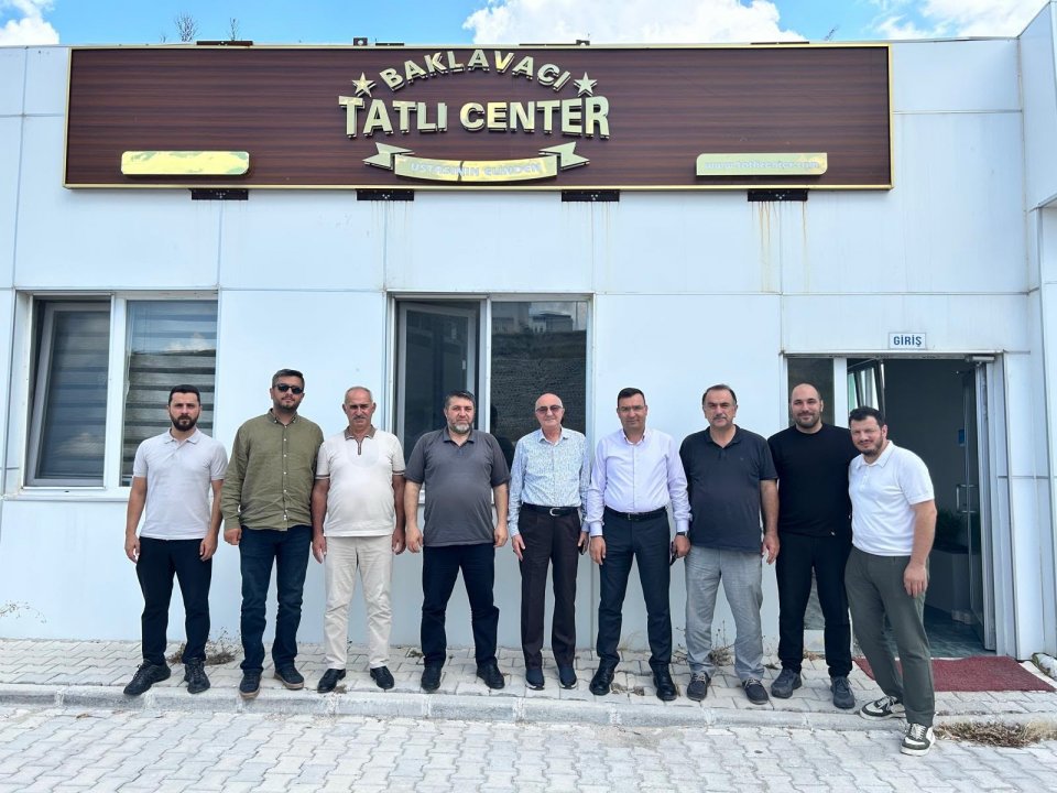 Şube Başkanımız Osman ÖĞÜTEN ve üyelerimiz, üyemiz Ali TURHAN’ı (TATCEN GIDA) işyerinde ziyaret etti.