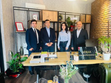 Başkanımız Osman ÖĞÜTEN ve YK üyemiz Muhammet KAYA, üyemiz Ali SÜLEYMANOĞLU' nun kızı Beyza Nur SÜLEYMANOĞLU' nun mimarlik ofisini ziyaret ederek hayırlı olsun dileklerini iletti.