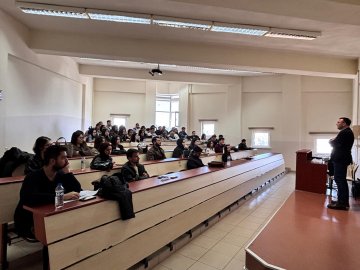 Başkanımız Osman ÖĞÜTEN, Ondokuz Mayıs Üniversitesi İktisadi ve İdari Bilimler Fakültesi İşletme Bölümü öğrencileriyle bir araya gelerek tecrübe paylaşımı programı gerçekleştirdi.