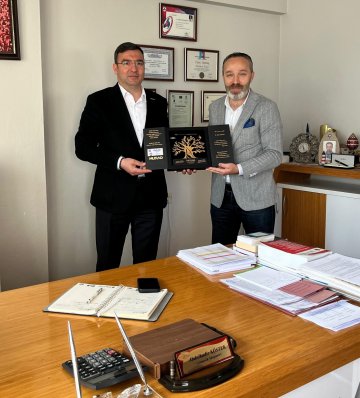 Şube Başkanımız Osman ÖĞÜTEN ve YK Üyelerimiz, üyemiz Abdulkadir KÖSTEK' i (Kılavuz Gümrük Müşavirliği) iş yerinde ziyaret etti.